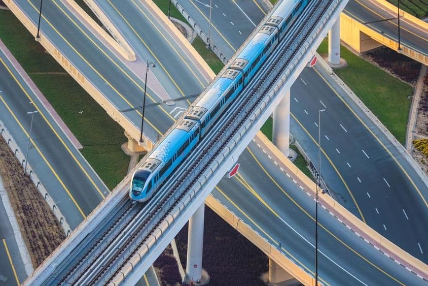 Linha de metrô de Dubai com a Sheikh Zayed Road vista de cima.