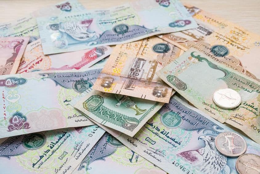 Notas e moedas de dirham dos Emirados Árabes Unidos.
