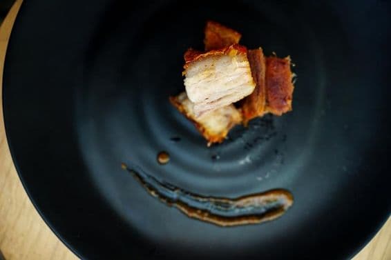 Um prato delicioso de porco crocante em Dubai, Emirados Árabes Unidos.