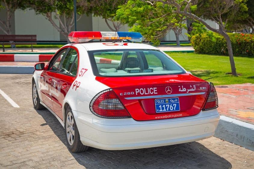 Carro de polícia em uma rua em Abu Dhabi em 2014, a capital dos Emirados Árabes Unidos.