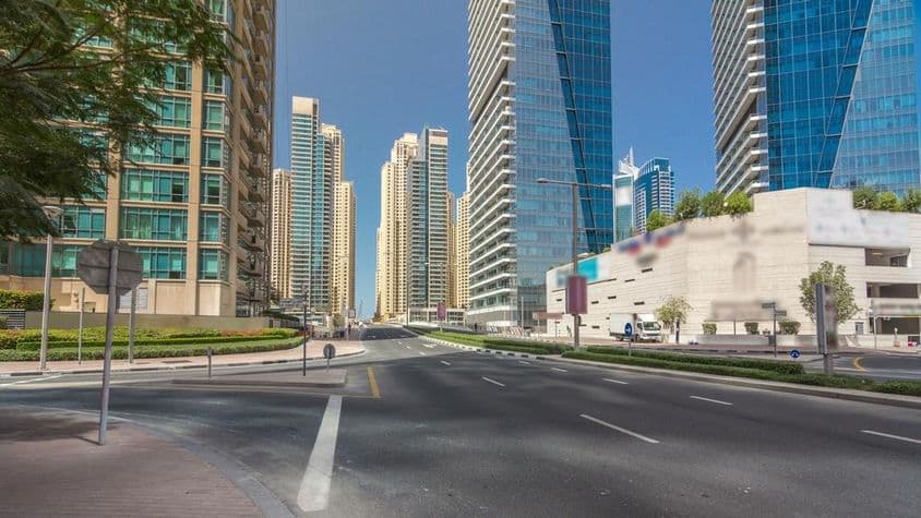 Arranha-céus da Marina de Dubai sob céu azul ensolarado, Dubai, Emirados Árabes Unidos.