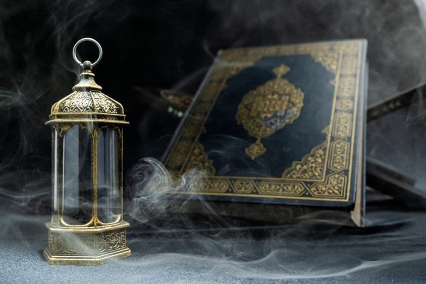 Lanterna árabe com Alcorão.