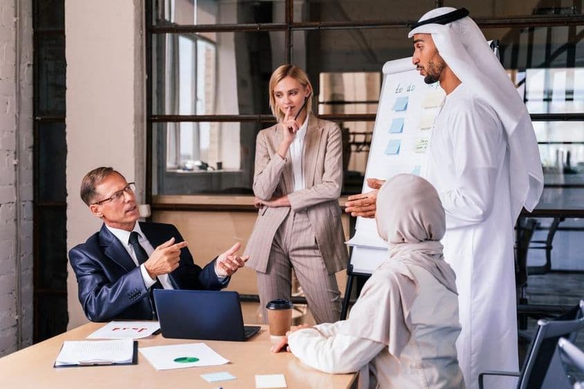 Equipe de negócios reunida em um escritório para um plano estratégico de marketing.