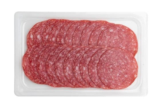Fatias de salame em embalagem plástica.