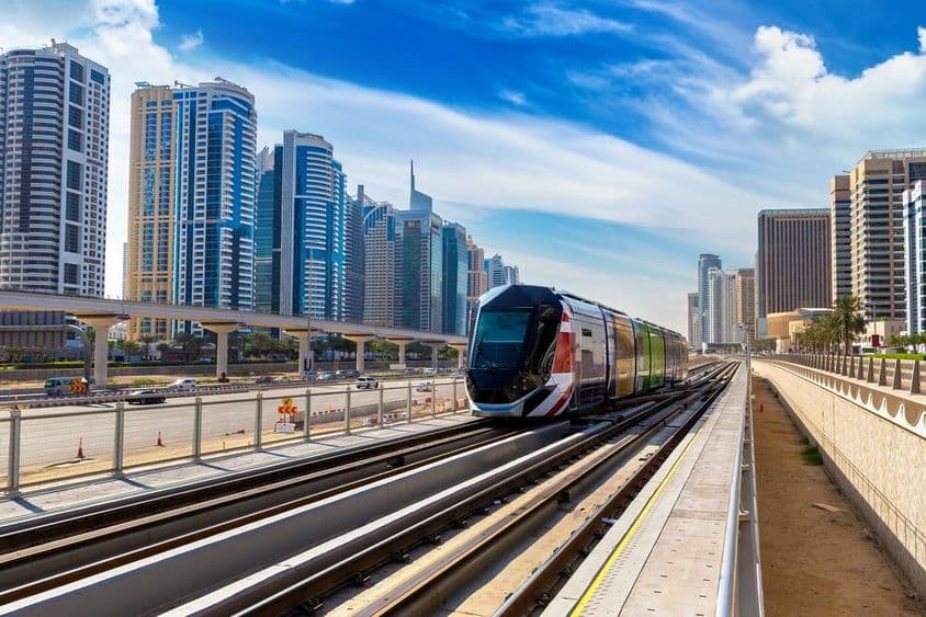 Novo bonde moderno em Dubai, Emirados Árabes Unidos.
