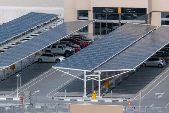Painéis solares no estacionamento de um supermercado em Dubai.