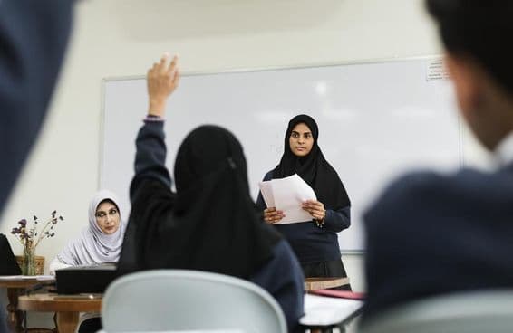Crianças muçulmanas estudando em uma sala de aula.
