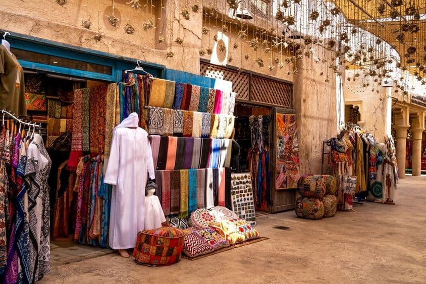 Dubai, Emirados Árabes Unidos, mercado de produtos tradicionais na cidade antiga.