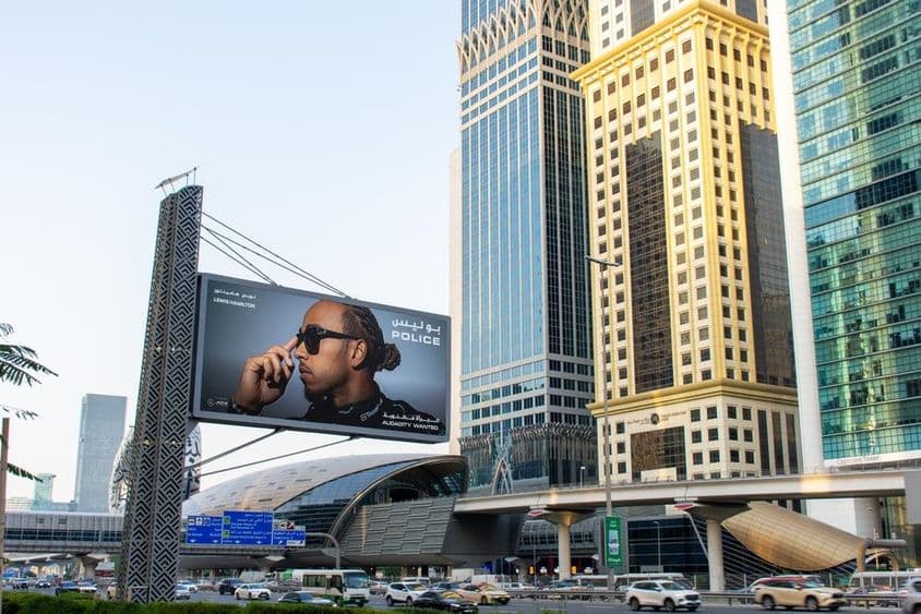 Painel publicitário de óculos de sol na Sheikh Zayed Road, cidade de Dubai.