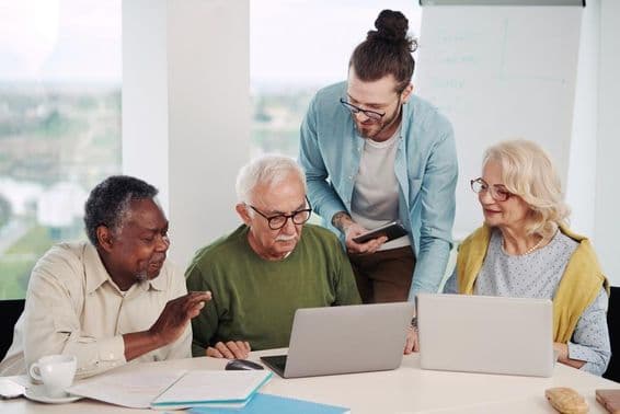 Educador explicando o uso de mídias sociais no mundo moderno.