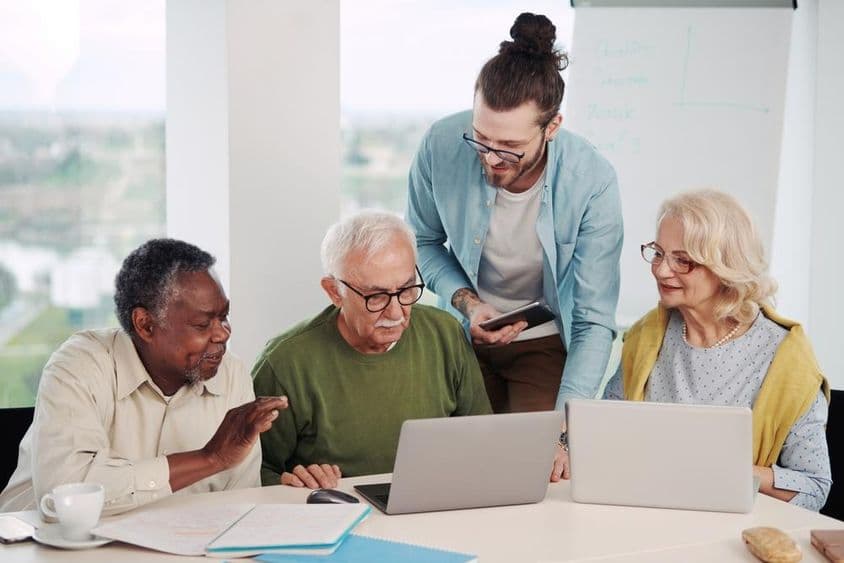 Educador explicando o uso de mídias sociais no mundo moderno.