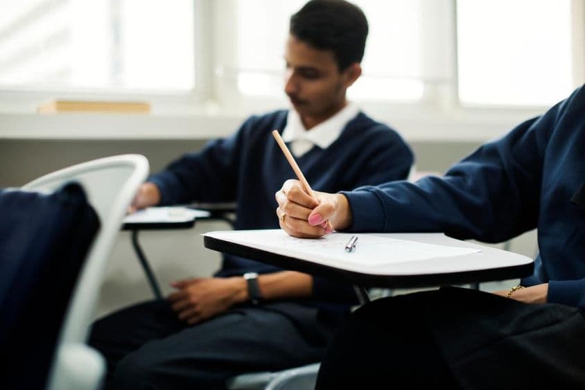 Crianças muçulmanas aprendendo em uma sala de aula.