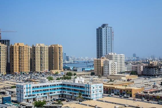 Paisagem urbana de Ajman, a capital do emirado de Ajman nos Emirados Árabes Unidos.
