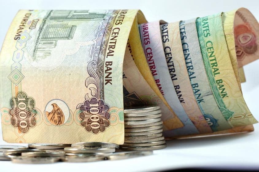 Cédulas e moedas de dirham nos Emirados Árabes Unidos.