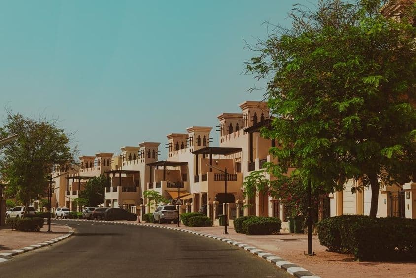 Ras al Khaimah, fileiras de casas na cidade.