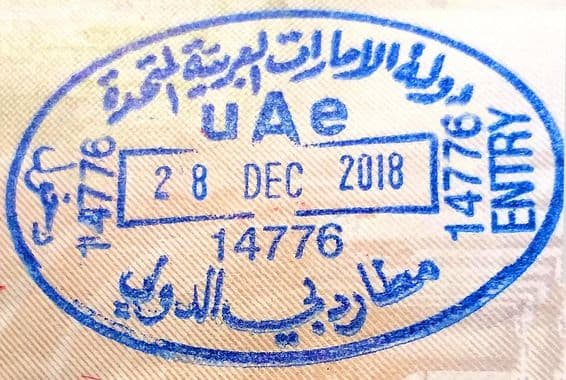 O carimbo de entrada dos Emirados Árabes Unidos em um passaporte estrangeiro em Dubai.