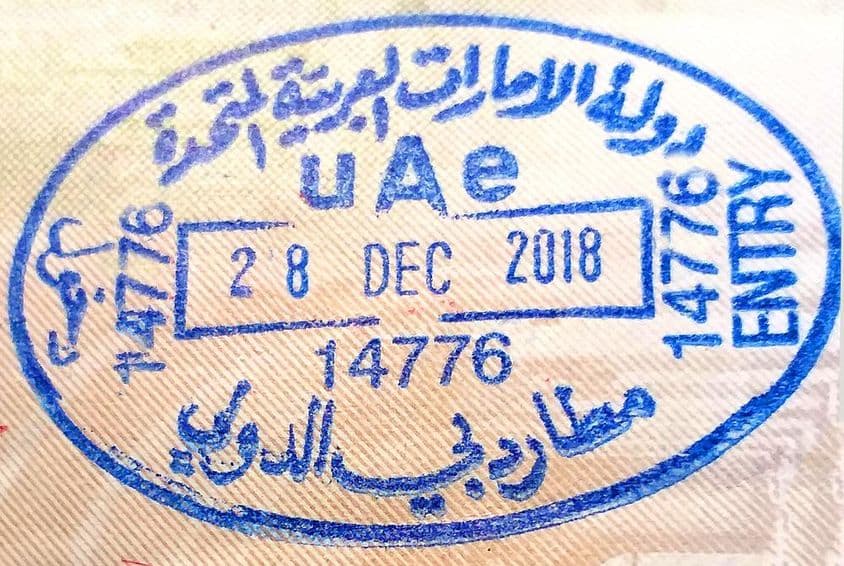 O carimbo de entrada dos Emirados Árabes Unidos em um passaporte estrangeiro em Dubai.