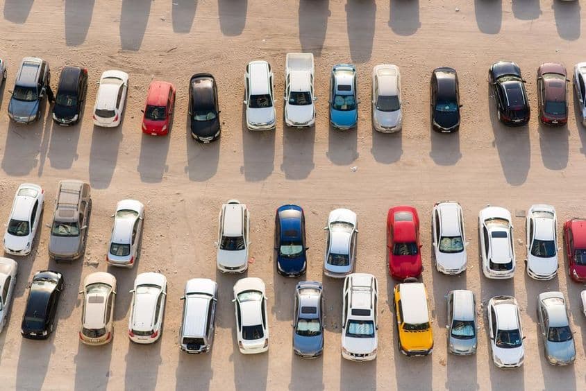 Sharjah, EAU, vista aérea de carros estacionados na areia.