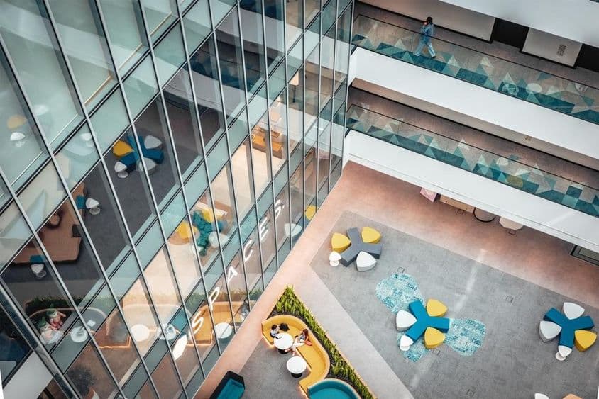 Interior de um moderno prédio de escritórios em Dubai.