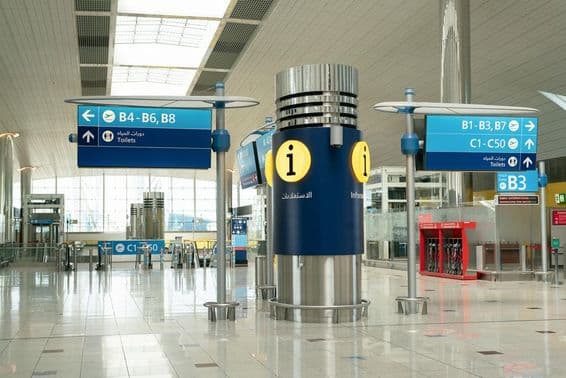 Vista interna do Aeroporto Internacional de Dubai.