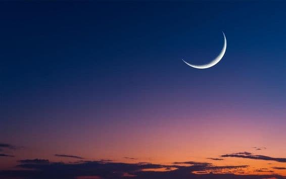Ramadã ao cair da noite islâmica com lua oriental.