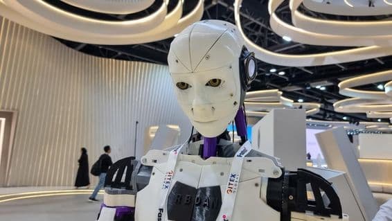 Robô com tecnologia de IA no evento GITEX Global 2023.