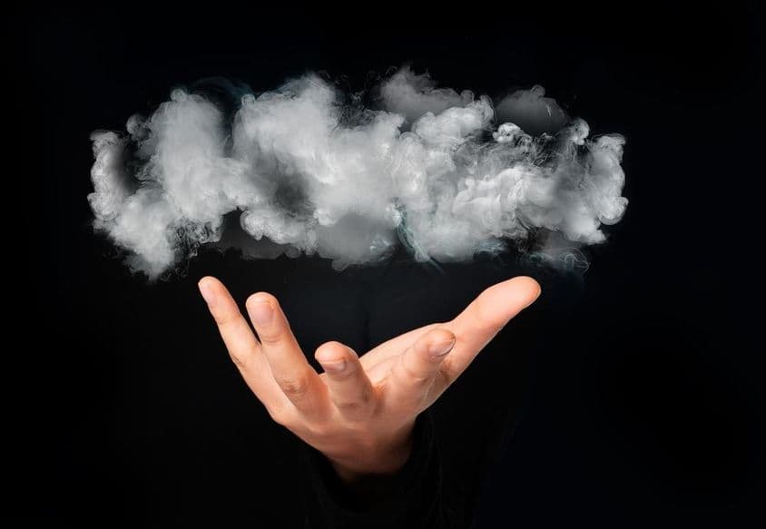 Nuvem na mão de uma pessoa.