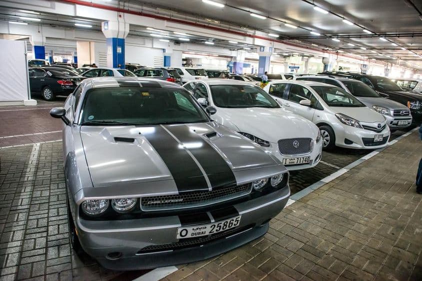 Estacionamento subterrâneo com carros em Dubai, Mall of the Emirates.