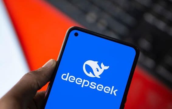 O logotipo da IA DeepSeek exibido em um smartphone.