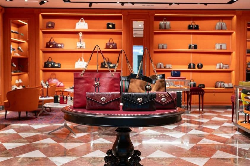 Várias bolsas na loja da Gucci no Aeroporto Internacional de Dubai.