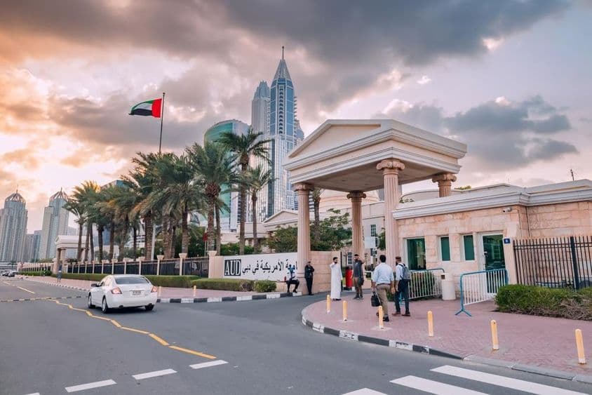 Dubai, Emirados Árabes Unidos: Entrada principal da Universidade Americana na Cidade da Internet de Dubai.