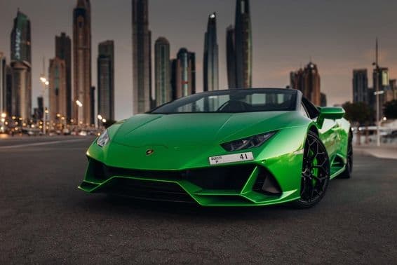 Lamborghini Huracan Spyder no estacionamento do porto.