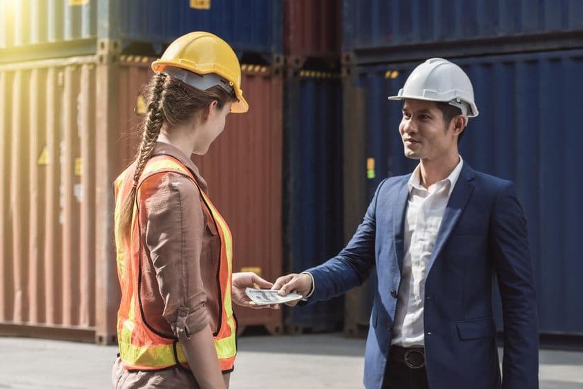 O empregador paga o trabalhador após a conclusão do trabalho.