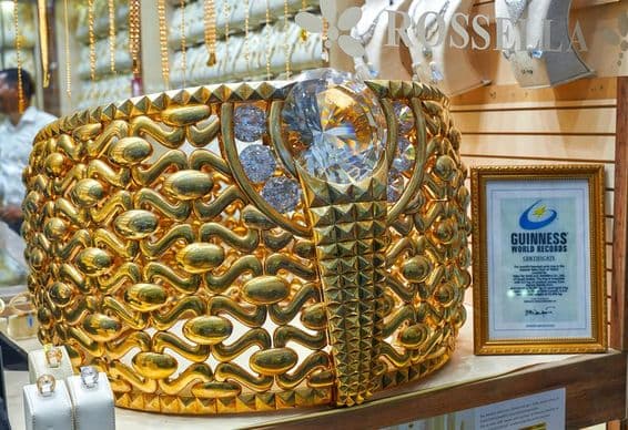 O maior anel de ouro do mundo em exibição no Dubai Gold Souq.