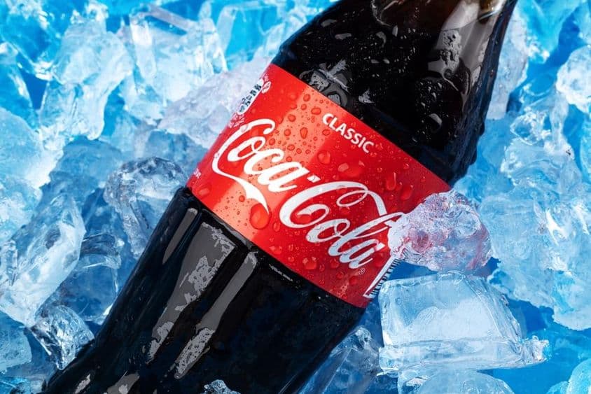 Uma garrafa de Coca-Cola no gelo.