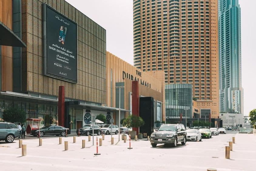 Carros estacionados perto de um shopping em Dubai.