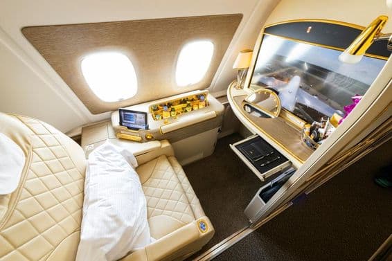 Assento da primeira classe da Emirates Airlines na janela do deck superior do Airbus A380.