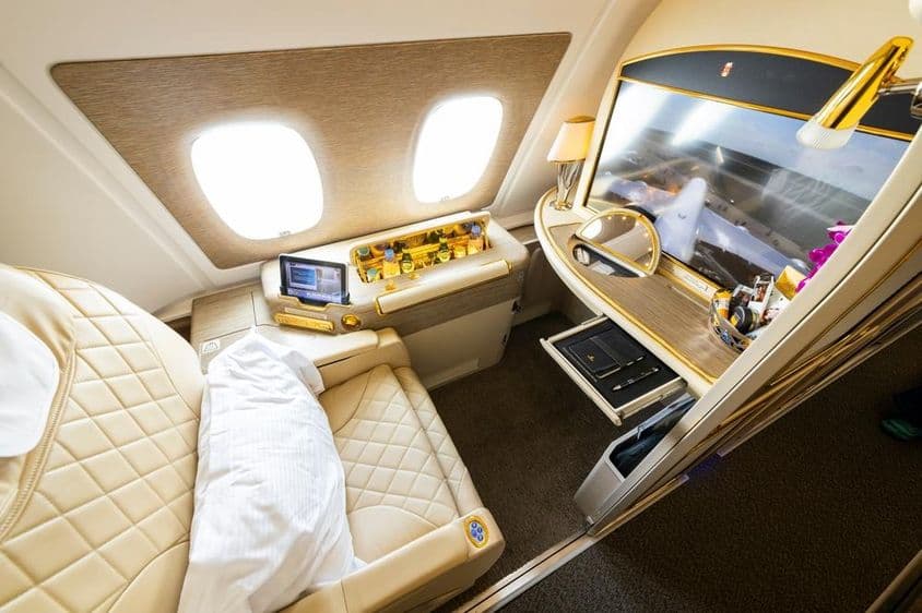 Assento da primeira classe da Emirates Airlines na janela do deck superior do Airbus A380.