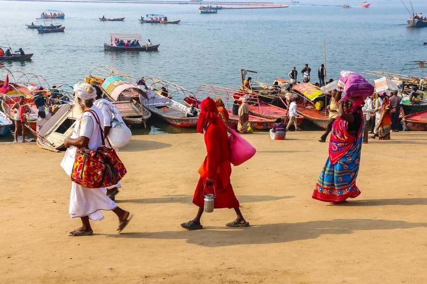 Devotos visitando o festival Kumbh Mela em Prayagraj.