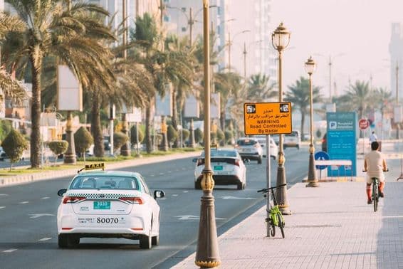 Táxi Toyota em uma rua em Ajman.