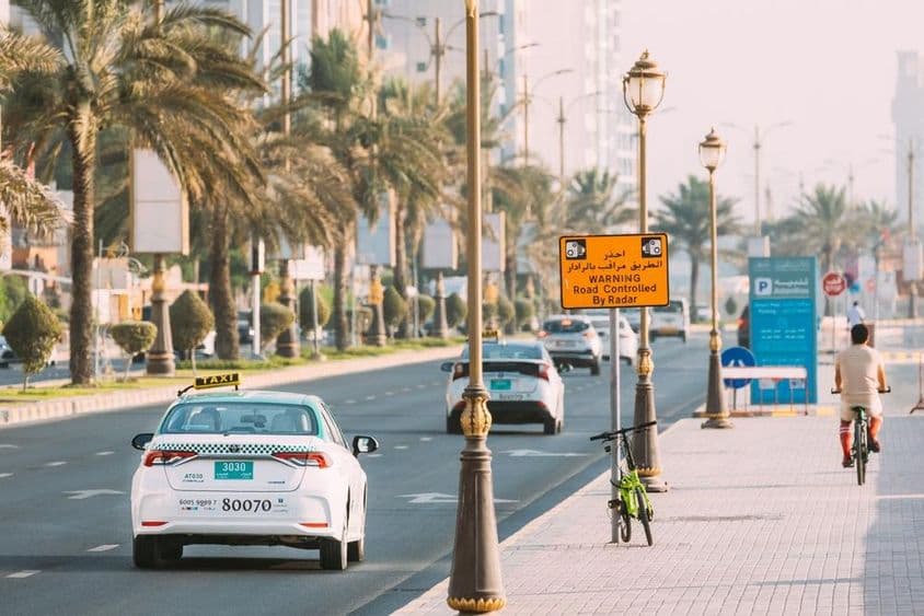 Táxi Toyota em uma rua em Ajman.