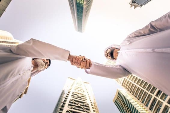 Pessoas de negócios se encontram ao ar livre em Dubai, Emirados Árabes Unidos.