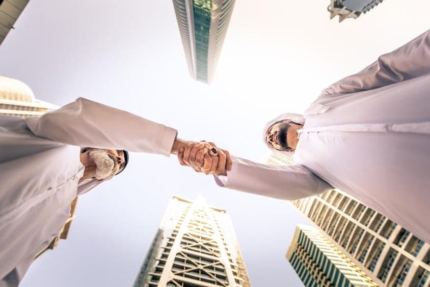 Pessoas de negócios se encontram ao ar livre em Dubai, Emirados Árabes Unidos.