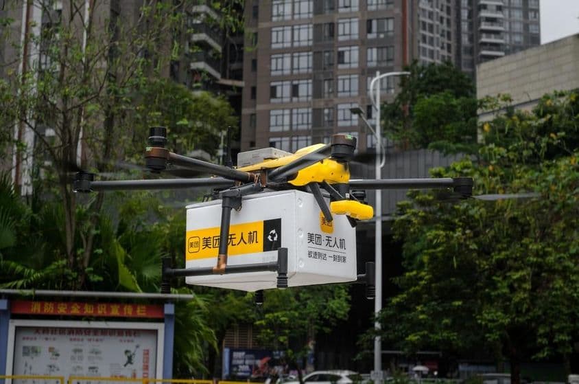 Entrega de almoço e refeições por drone ou multicóptero usando o aplicativo Meituan.