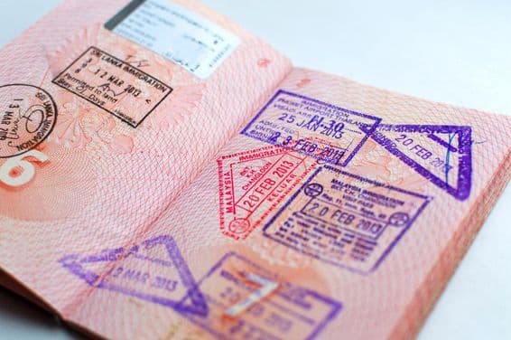 Passaporte russo com carimbo em posto de fronteira. Carimbos de imigração de saída e chegada.
