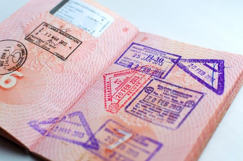 Passaporte russo com carimbo em posto de fronteira. Carimbos de imigração de saída e chegada.