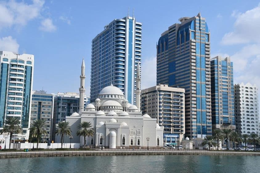 Vista da Mesquita Al Noor da Ilha Al Noor em Sharjah, Emirados Árabes Unidos.