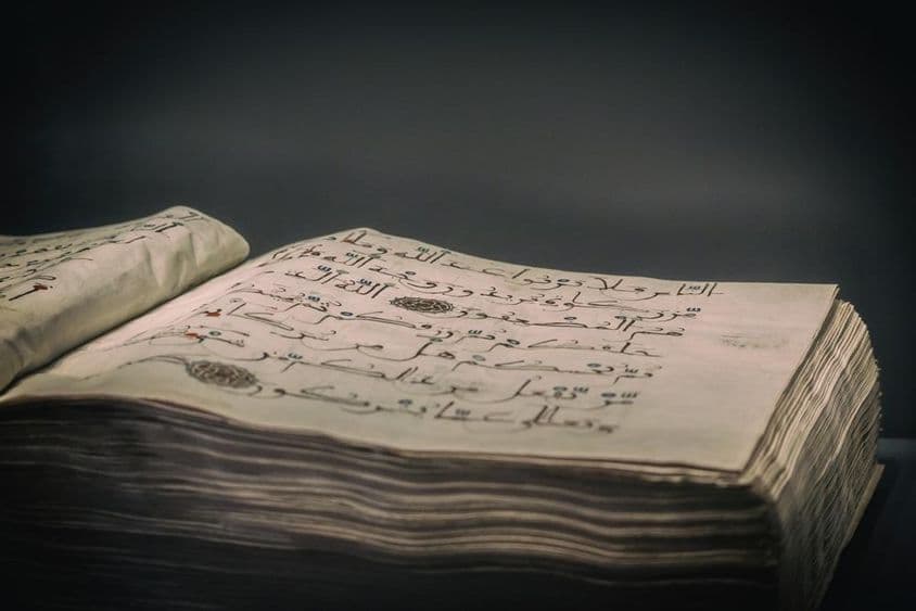 Manuscrito de livro antigo aberto, século XII-XIII.