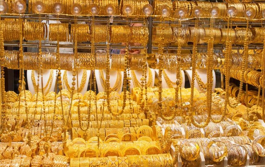 Uma vitrine de loja de ouro em Deira, Dubai.