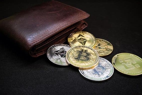 Carteira com várias criptomoedas como Bitcoin e Ethereum em um fundo preto.